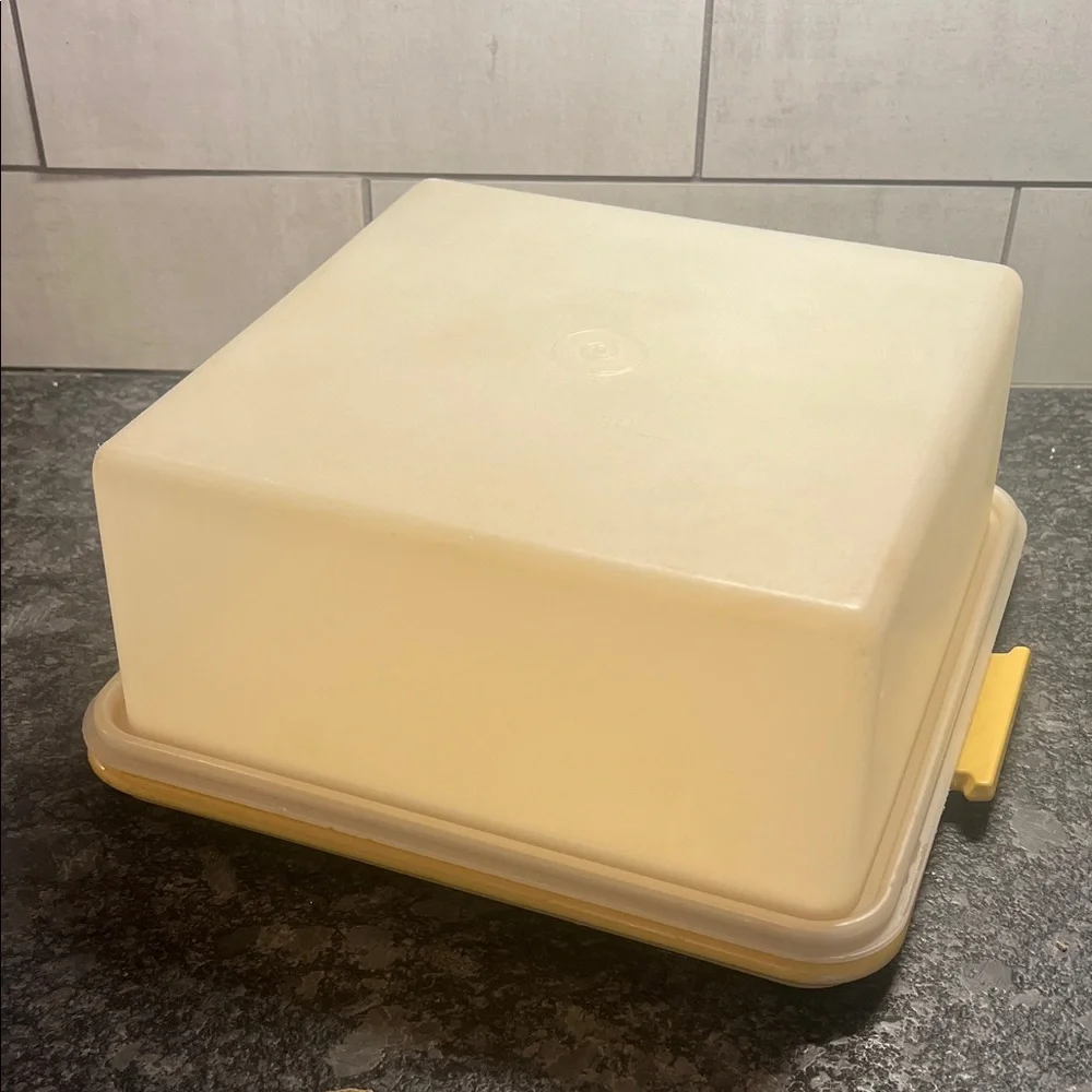 11X11 Vintage  Tupperware cake carrier.  Harvest Gold and White. Exc condition